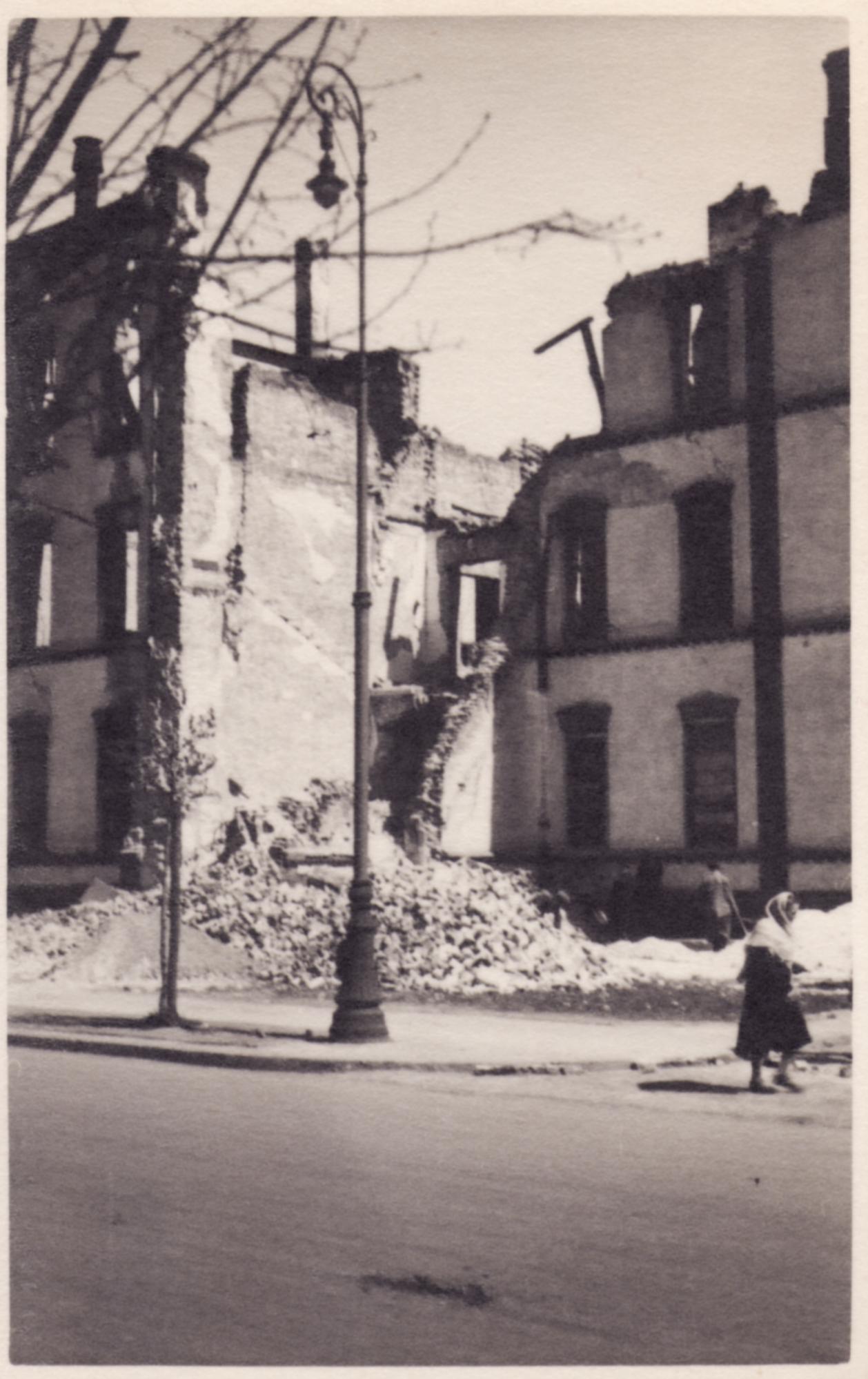 ‘Ruins of the administrative building of Szpital Dzieciątka Jezus (Hospital of the Christ the child) at Lindleya 4 street in Warsaw during [Fascist] occupation.’ Source: https://commons.wikimedia.org/wiki/File:Szpital_Dzieciątka_Jezus_(1939-1945).jpg